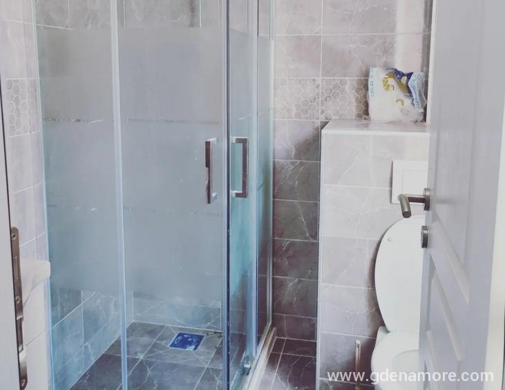 mali apartman kupatilo